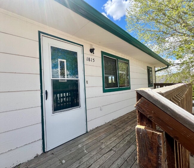 Building Photo - Upper level two bedroom, one bathroom clos...