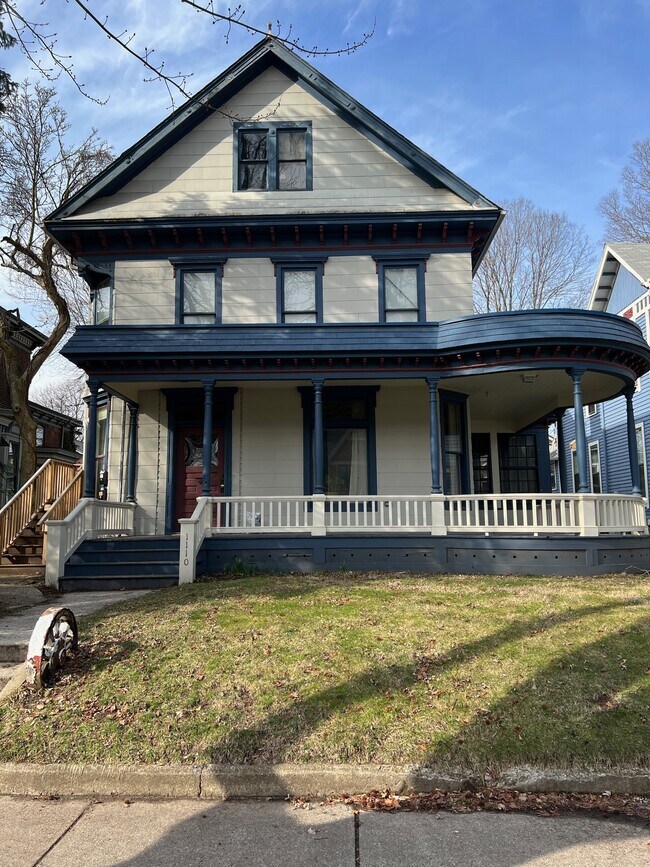 Porche delantero - 1110 W Wayne St