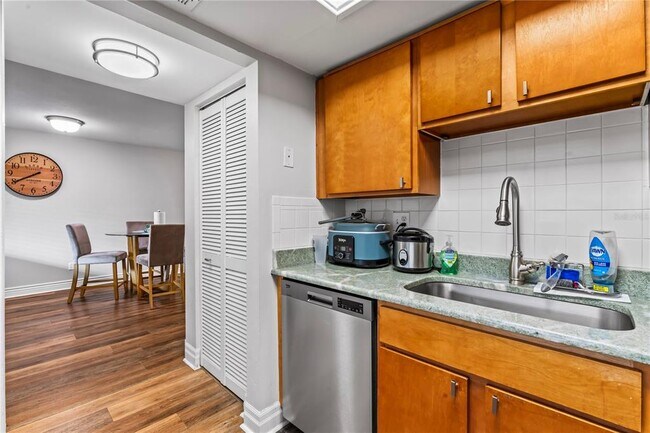 Building Photo - 6330 Newtown Cir