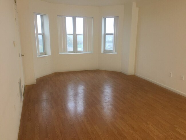 Building Photo - 1 Cityview Ln