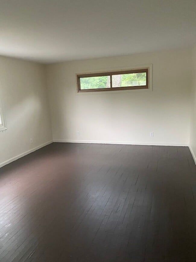 Foto del edificio - $850 North Hill  upper apartment of the du...
