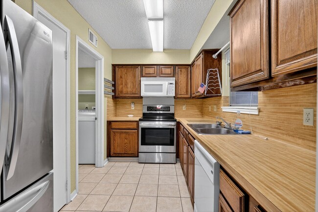 Building Photo - 9204 Westwood Village Dr