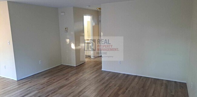 Foto del edificio - Check Out This Adorable 3 Bedroom, 2.5 Bat...