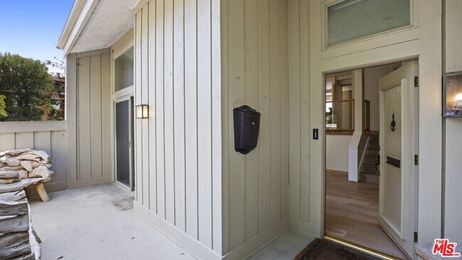 Building Photo - 1473 Palisades Dr