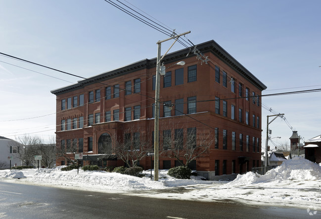 Building Photo - Cedar House