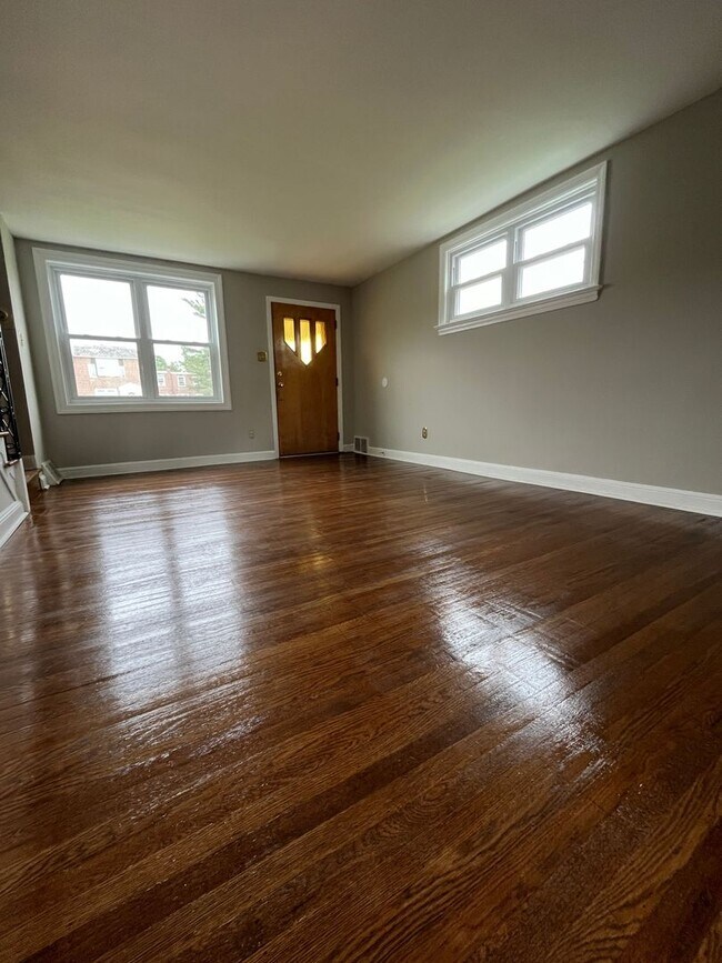 Foto del edificio - Beautiful 3 Bedroom 1.5 Bath in Clifton He...