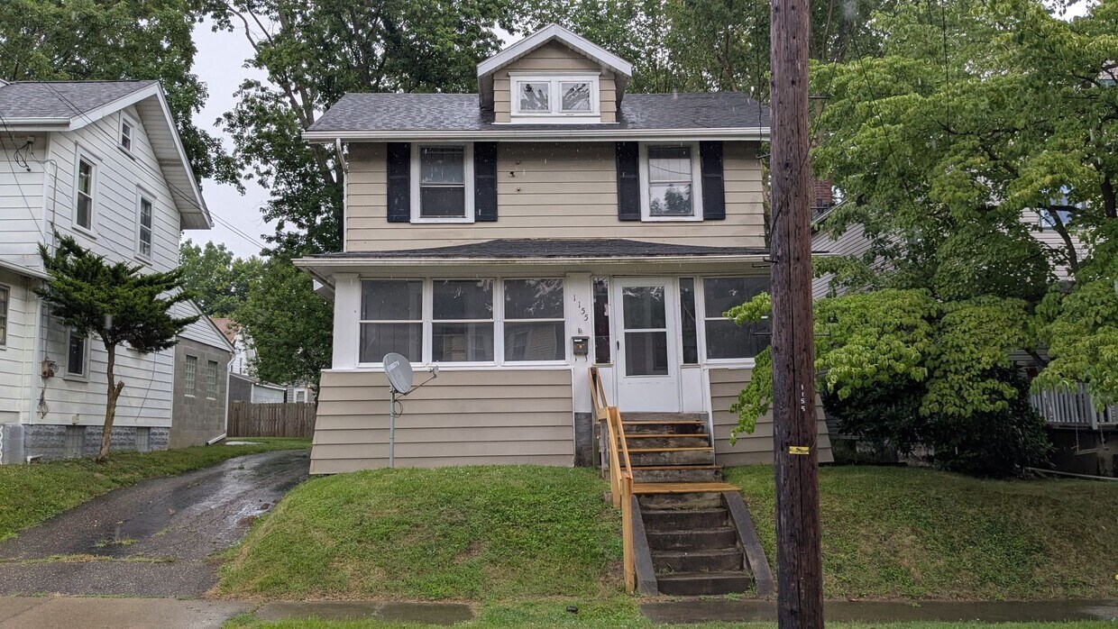 Foto principal - Charming 3-bedroom, 1-bathroom home locate...