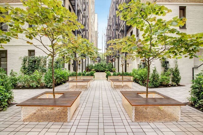 Building Photo - 225 W 23rd St