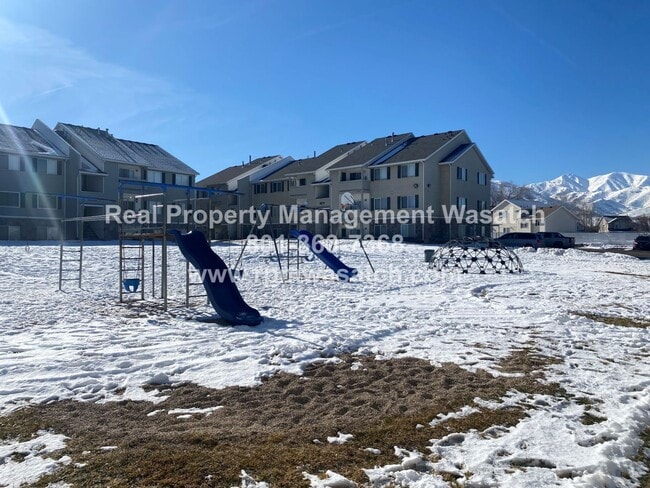 Foto del edificio - Move In Special!  1/2 Off First Months Rent  Check Out This 3 bed, 2 bath Condo with Hardwood Flo...