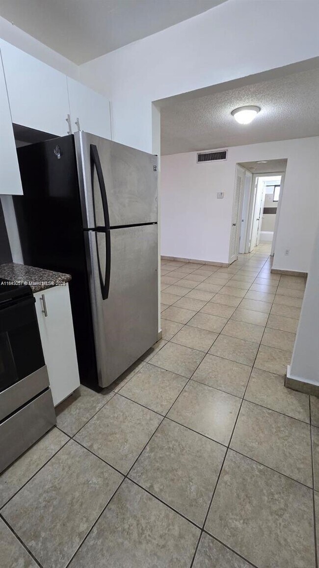 Foto del edificio - 690 NE 123rd St