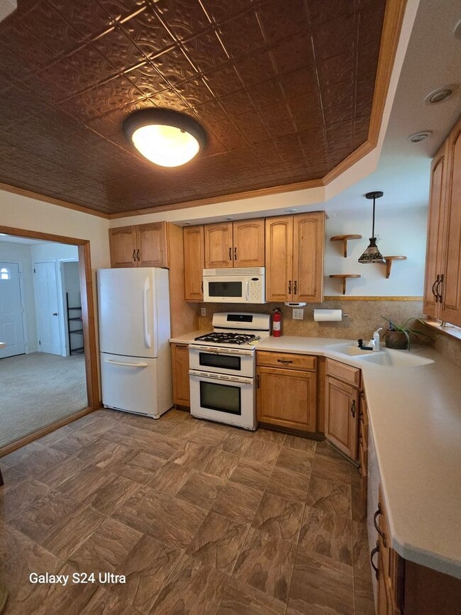 Building Photo - Spacious three bedroom available now!