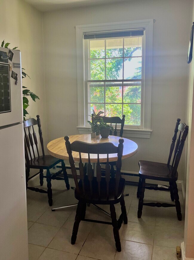 Dining area - 715 S Washington St