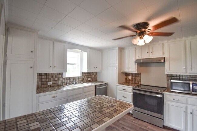 Foto del edificio - 2 Bedroom 1 Bath On Acreage in Lindale ISD!