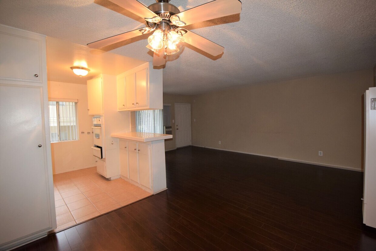 Foto principal - 19425 Haynes St