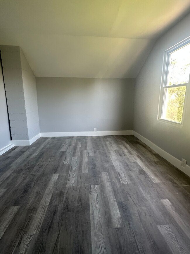 Building Photo - 5bd Single Section 8