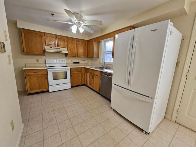 Building Photo - 27 Candlewood Ln