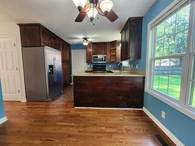 Building Photo - 1680 Barrywood Cir E