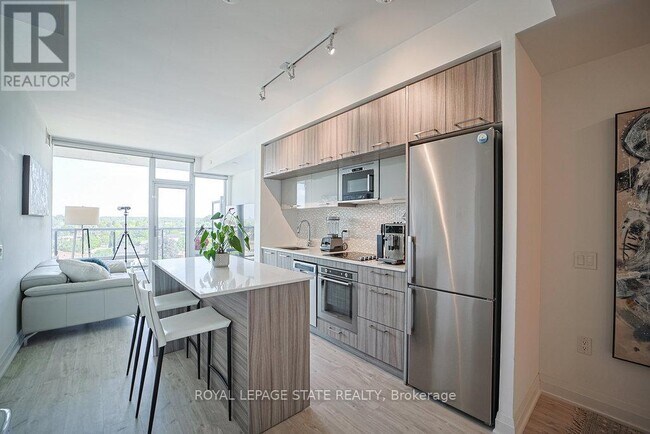 Photo du bâtiment - 4800-4800 Hwy 7