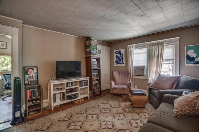 Building Photo - 730 Como Ave