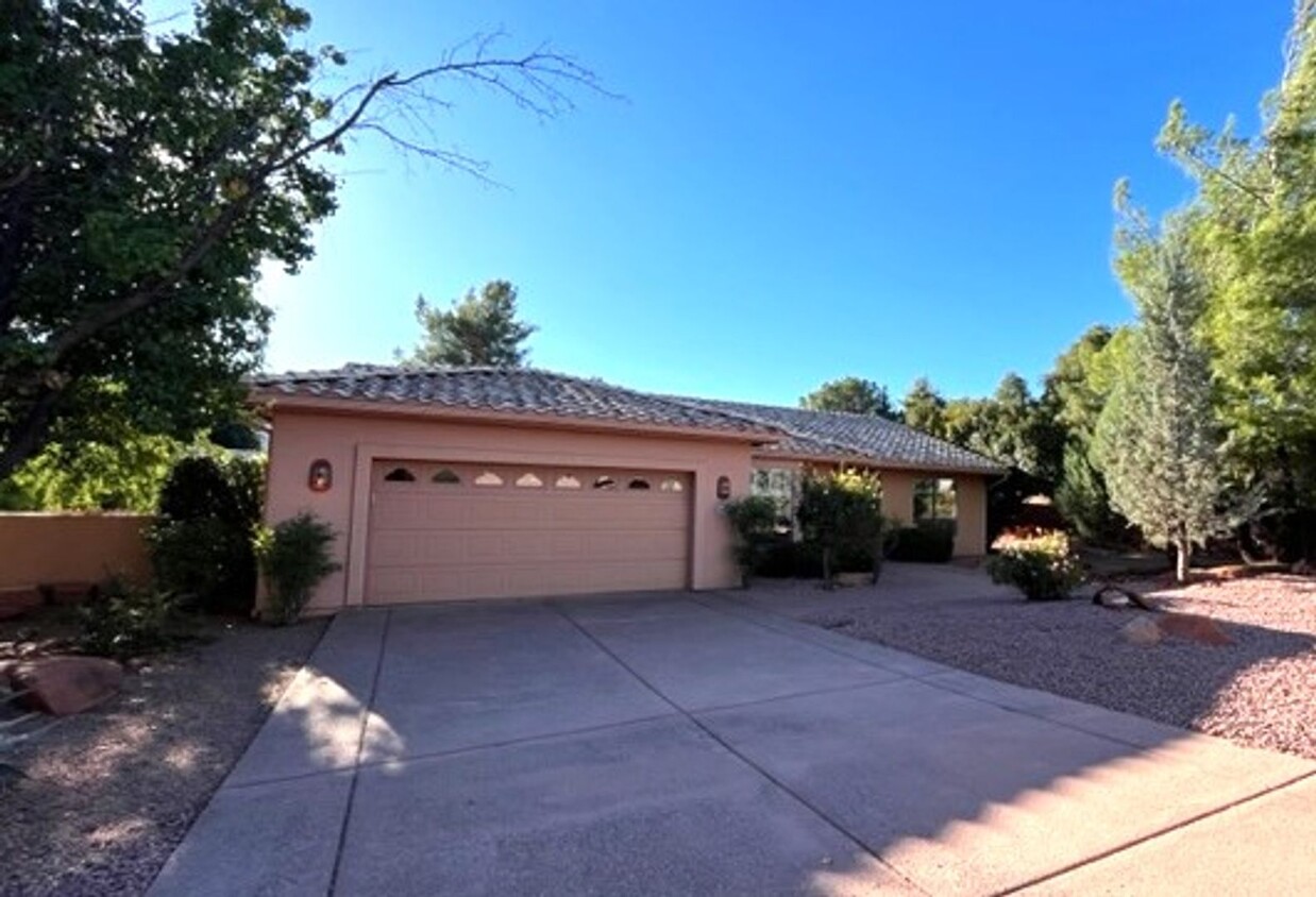 Primary Photo - HOUSE - VILLAGE OF OAK CREEK