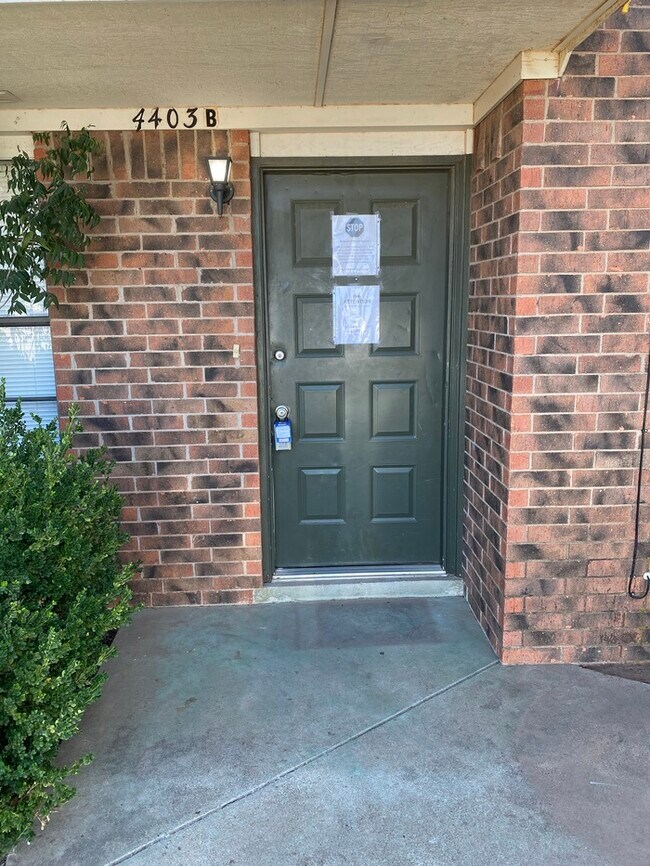 Foto del edificio - 3 bed 2 bath 2 story townhome