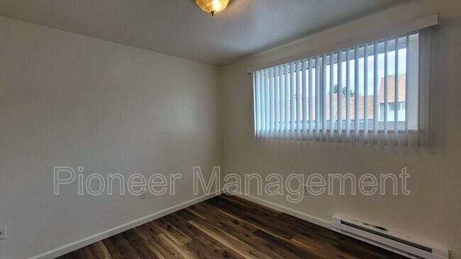 Building Photo - 140 NE Atkinson Ct