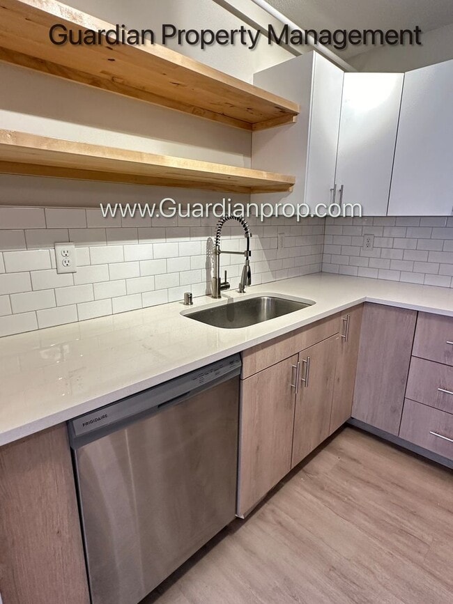 Building Photo - Champlin 3 Bedroom, Excellent Condition, AC, Garage Available, Balcony, Heat Paid