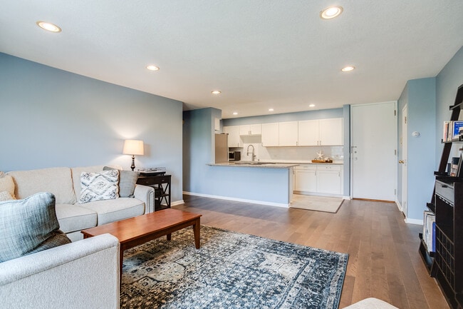 Open concept living room - 2928 Dean Pky