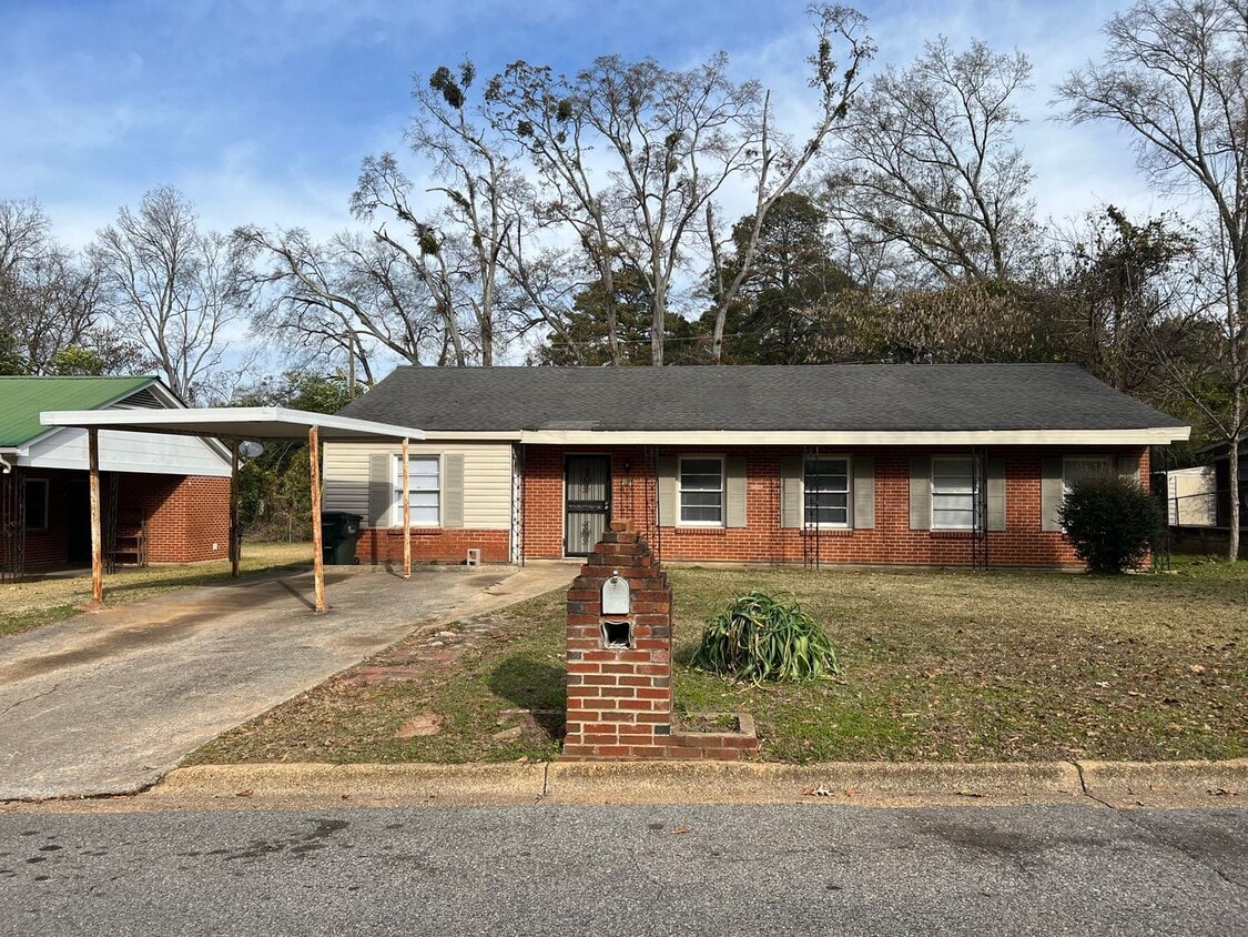 Primary Photo - 3 bedroom 1 bathroom brick home in West Tu...