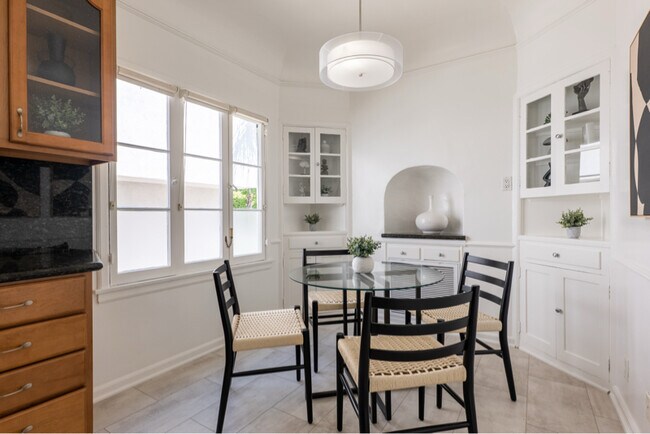 Foto del edificio - 1125-1127 S Oakhurst Dr