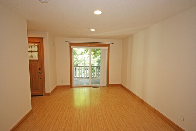 Foto del edificio - 3 bedroom 3.5 bath town home