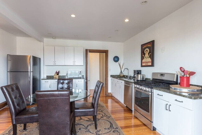 Building Photo - 15 Peverell St