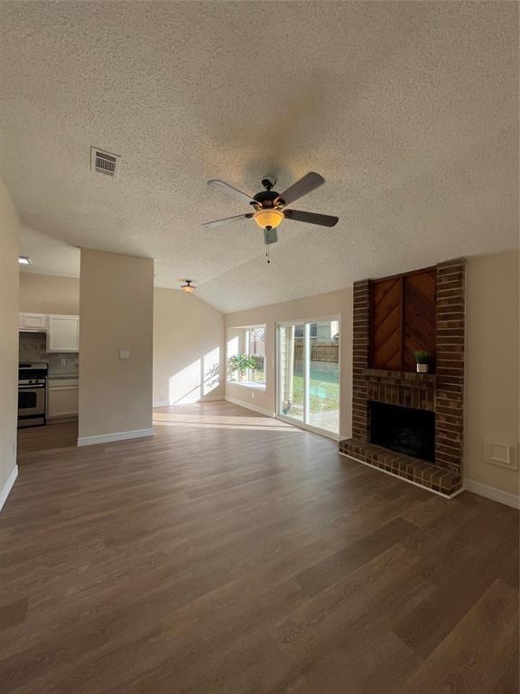 Foto del edificio - 15815 Locust Grove Dr