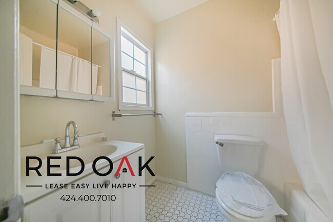 Foto del edificio - Sun-Drenched One Bedroom with Spacious Roo...