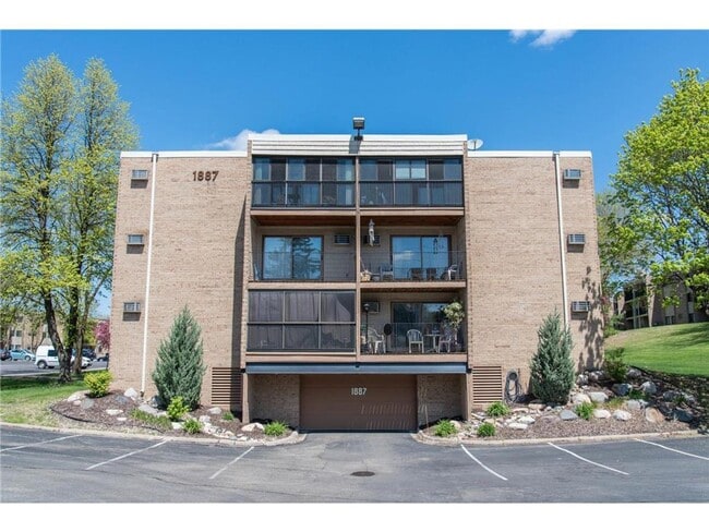 Building Photo - Stylish Eagan Condo w/ Private Balcony, Underground Parking, Updated Kitchen and More!!!