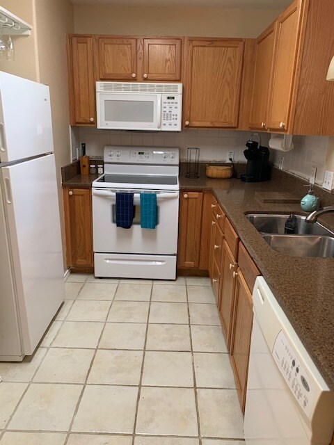 Foto del edificio - 15002 Leeward Dr