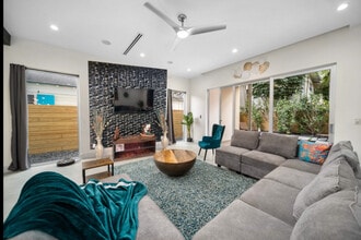 Building Photo - 1514 NE 5th Ct