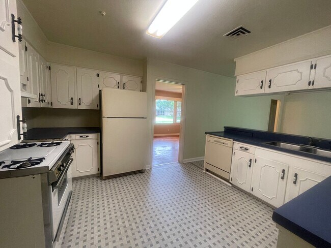 Building Photo - Must See! Welcoming Home In Waller Subdivison