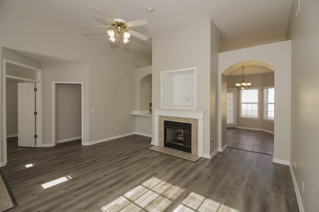 Building Photo - 8450 Shady Elm Dr