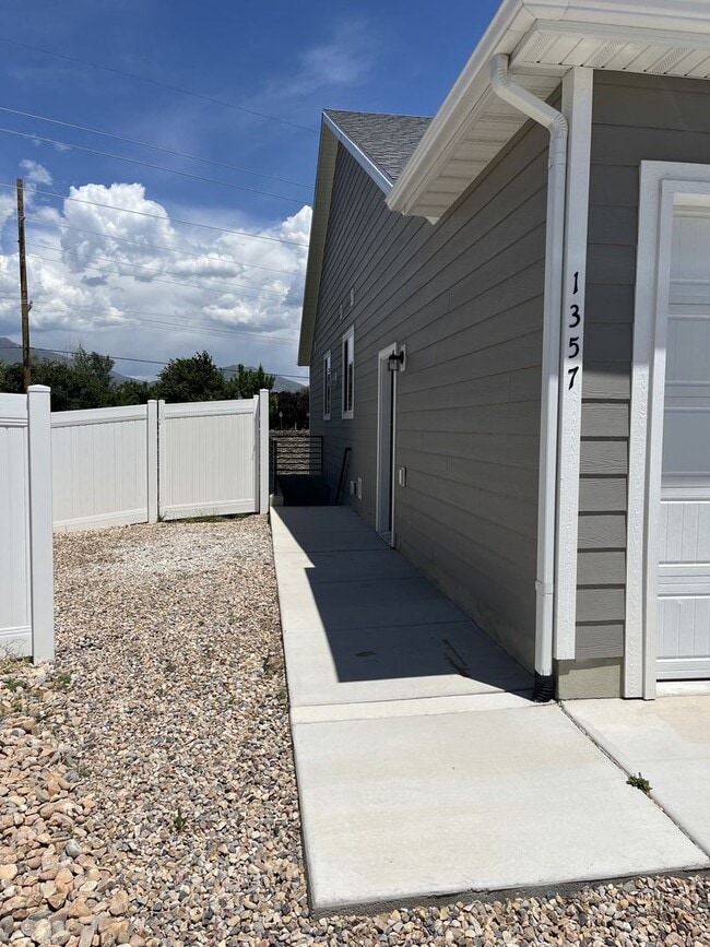 Building Photo - Spacious 3 Bed Downstairs Duplex