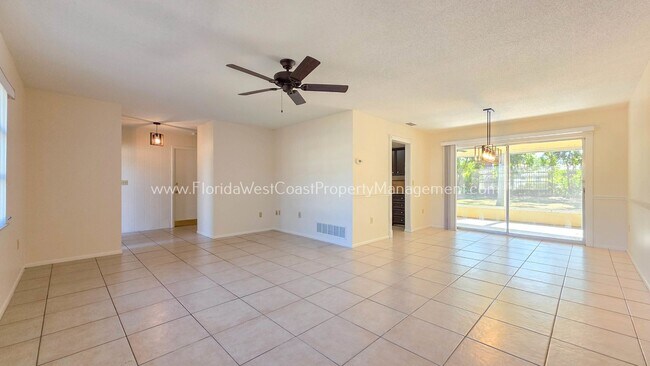Foto del edificio - GULF GATE SARASOTA! OUTSTANDING 3 BEDROOM/2 BATH HOME WITH EXTRA LARGE YARD!