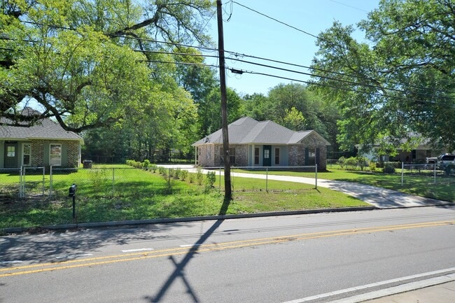 Building Photo - Charming Three Bedroom Home in the Heart o...
