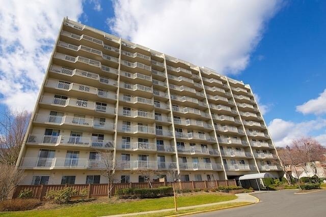 Foto principal - 1055 River Rd