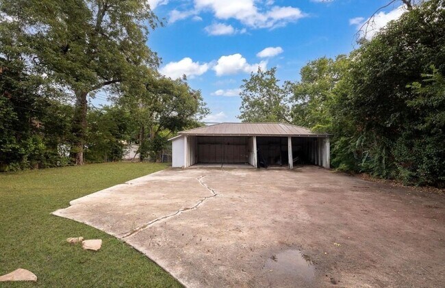 Building Photo - 1614 W Kings Hwy