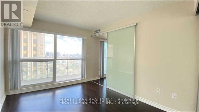Photo du bâtiment - 386-1386 Yonge St