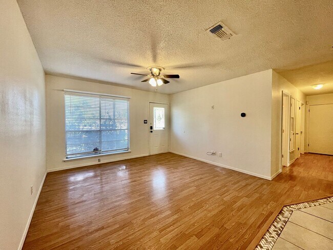 Foto del edificio - Charming 3 Bedroom Home w/ 1 Car Garage and Large Fenced Yard!!