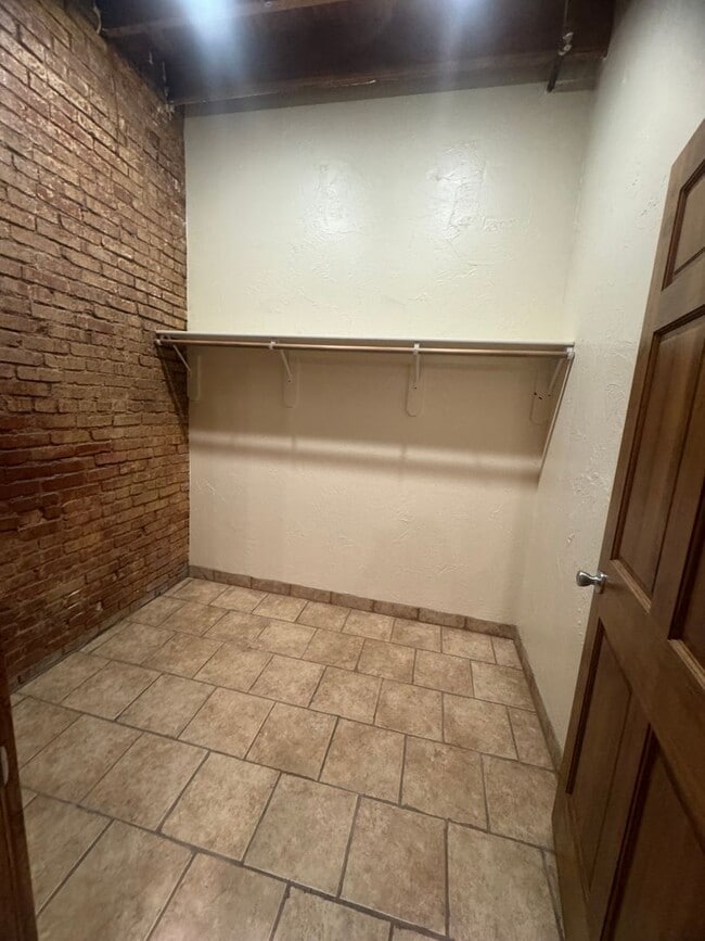 Building Photo - Beautiful 1 bedroom 1 full bath Loft avail...