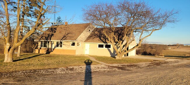 Building Photo - 9332 Skyline Dr