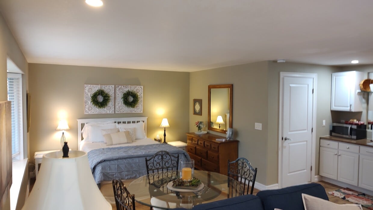 Fully furnished apartment - 2900 Valley Oak Dr