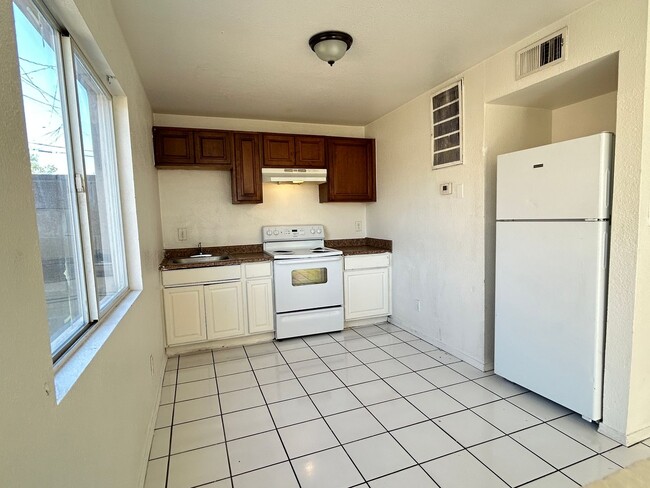 Building Photo - Upstairs 2 Bed 1 Bath